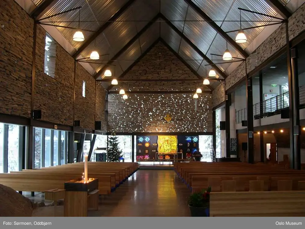 Den norske kirke, Mortensrud kirke, interiør, eksteriør, seremoni, gudstjeneste, nattverd, prekestol, alter, prest, glassmosaikk, veggdekorasjon, mann, kvinne