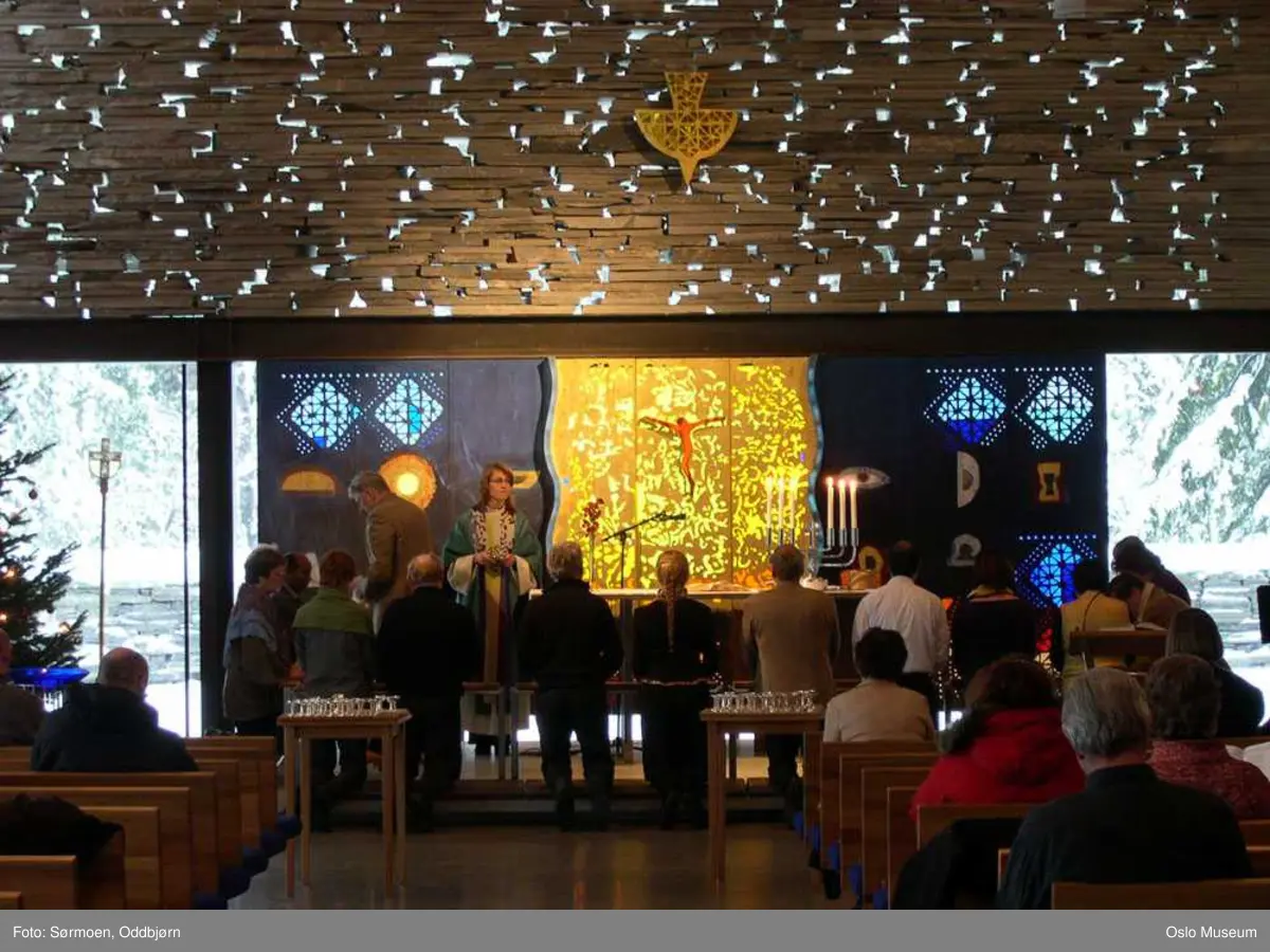 Den norske kirke, Mortensrud kirke, interiør, eksteriør, seremoni, gudstjeneste, nattverd, prekestol, alter, prest, glassmosaikk, veggdekorasjon, mann, kvinne