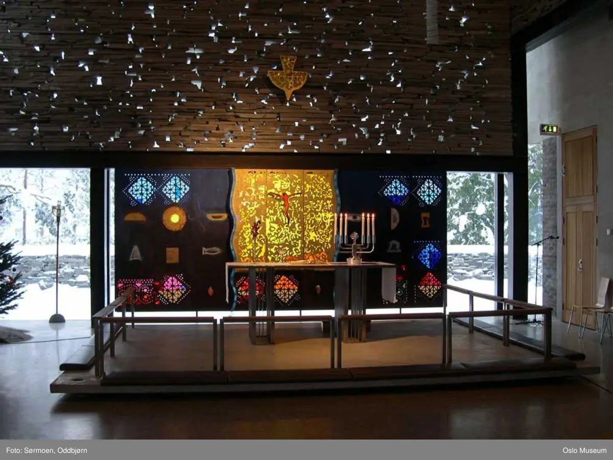Den norske kirke, Mortensrud kirke, interiør, eksteriør, seremoni, gudstjeneste, nattverd, prekestol, alter, prest, glassmosaikk, veggdekorasjon, mann, kvinne