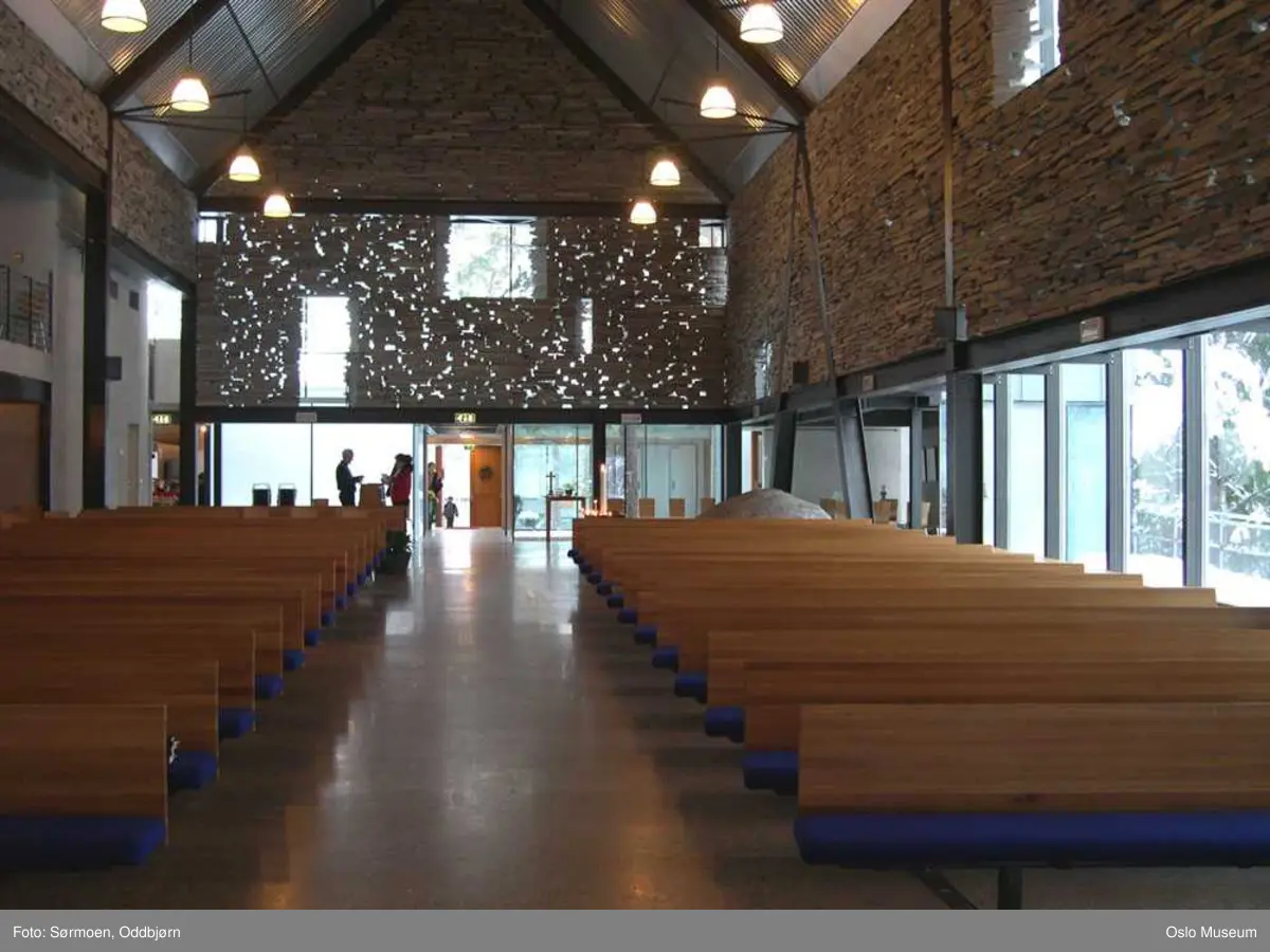 Den norske kirke, Mortensrud kirke, interiør, eksteriør, seremoni, gudstjeneste, nattverd, prekestol, alter, prest, glassmosaikk, veggdekorasjon, mann, kvinne
