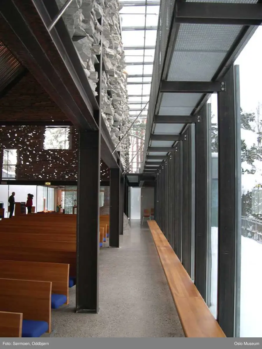 Den norske kirke, Mortensrud kirke, interiør, eksteriør, seremoni, gudstjeneste, nattverd, prekestol, alter, prest, glassmosaikk, veggdekorasjon, mann, kvinne