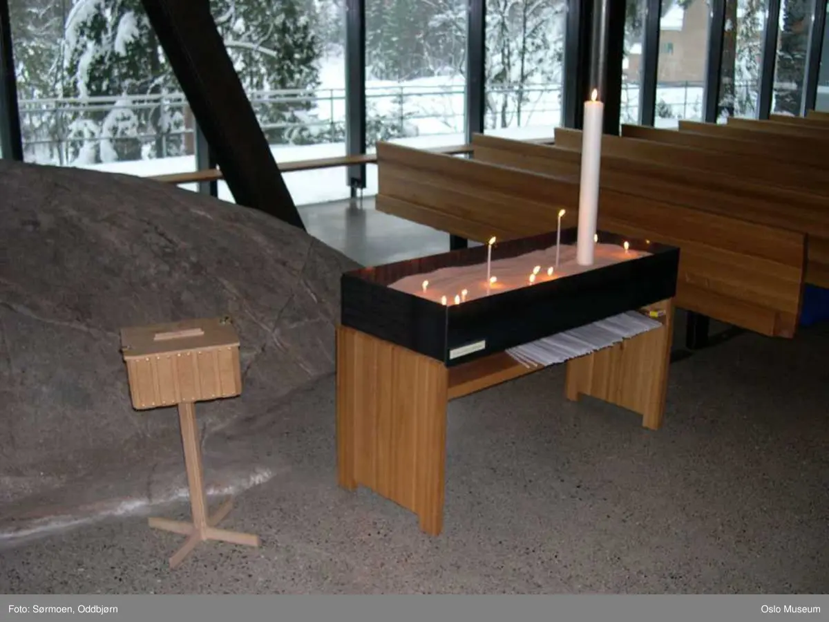 Den norske kirke, Mortensrud kirke, interiør, eksteriør, seremoni, gudstjeneste, nattverd, prekestol, alter, prest, glassmosaikk, veggdekorasjon, mann, kvinne