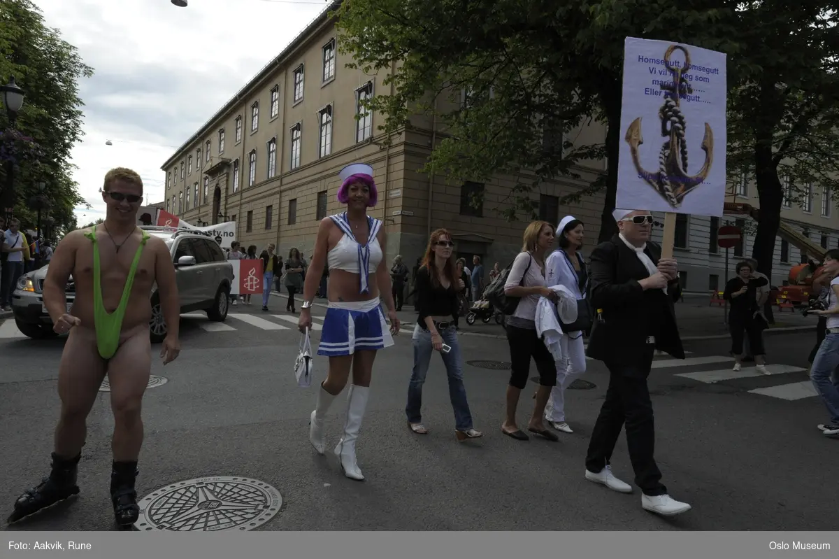 Fotodokumentasjon av Homoparaden 2008. Mennesker, opptog, parade, kostymer, kjøretøy, tilskuere, bannere, paroler, parykker, sminke.