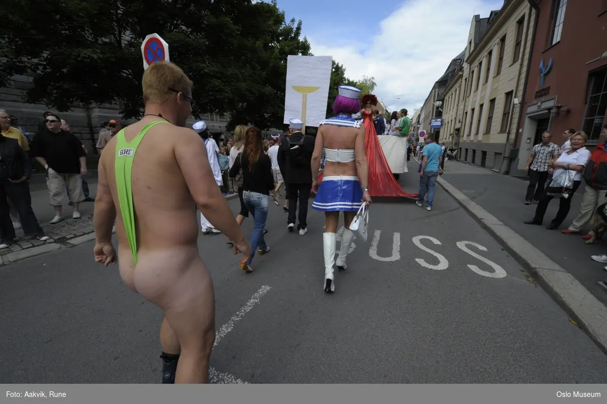 Fotodokumentasjon av Homoparaden 2008. Mennesker, opptog, parade, kostymer, kjøretøy, tilskuere, bannere, paroler, parykker, sminke.