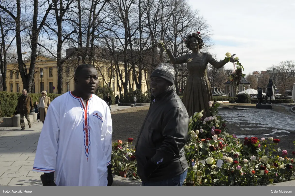 Fotodokumentasjon av Wenche Foss statue iforb med hennes bortgang, Nationaltheatret.
