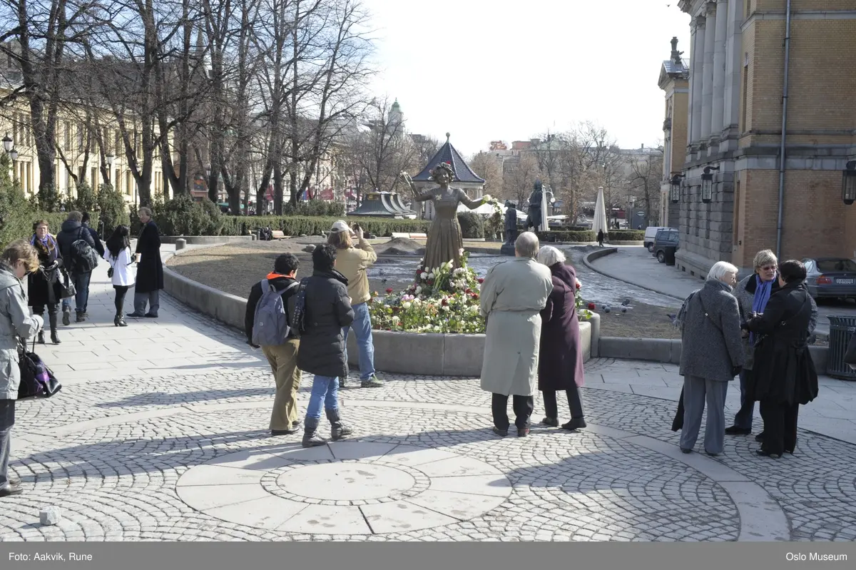 Fotodokumentasjon av Wenche Foss statue iforb med hennes bortgang, Nationaltheatret.