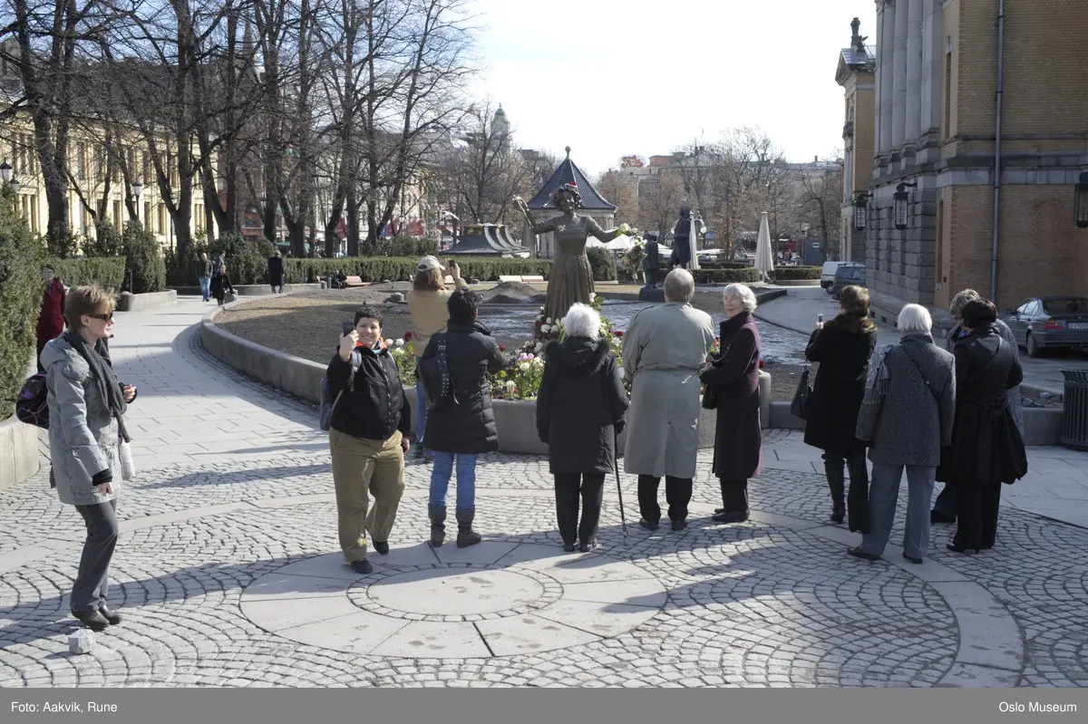 Fotodokumentasjon av Wenche Foss statue iforb med hennes bortgang, Nationaltheatret.