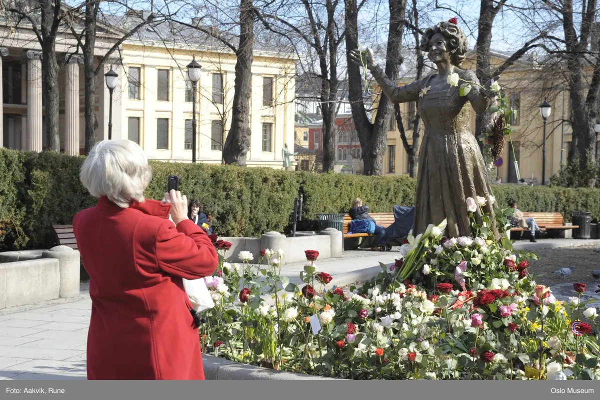Fotodokumentasjon av Wenche Foss statue iforb med hennes bortgang, Nationaltheatret.