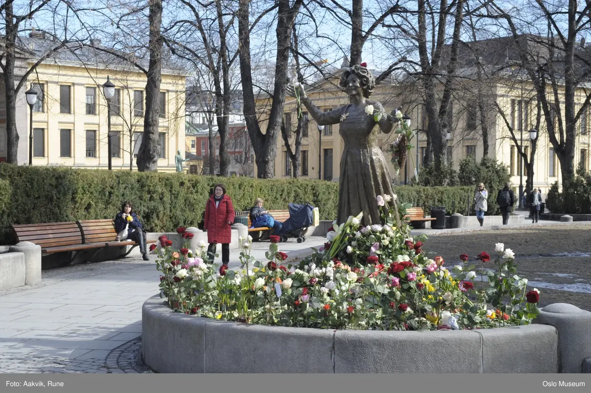 Fotodokumentasjon av Wenche Foss statue iforb med hennes bortgang, Nationaltheatret.