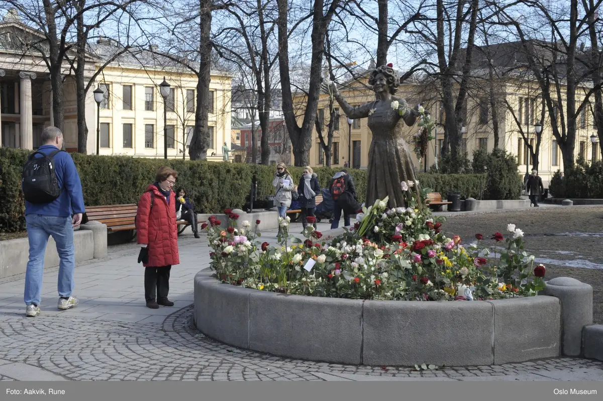 Fotodokumentasjon av Wenche Foss statue iforb med hennes bortgang, Nationaltheatret.
