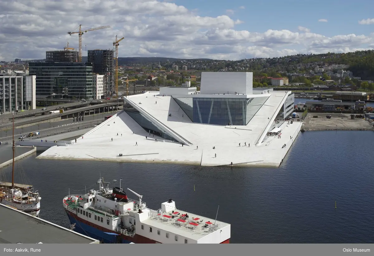 utsikt, havn, Den norske Opera og ballett, kontorbygninger, teaterbåten Innvik