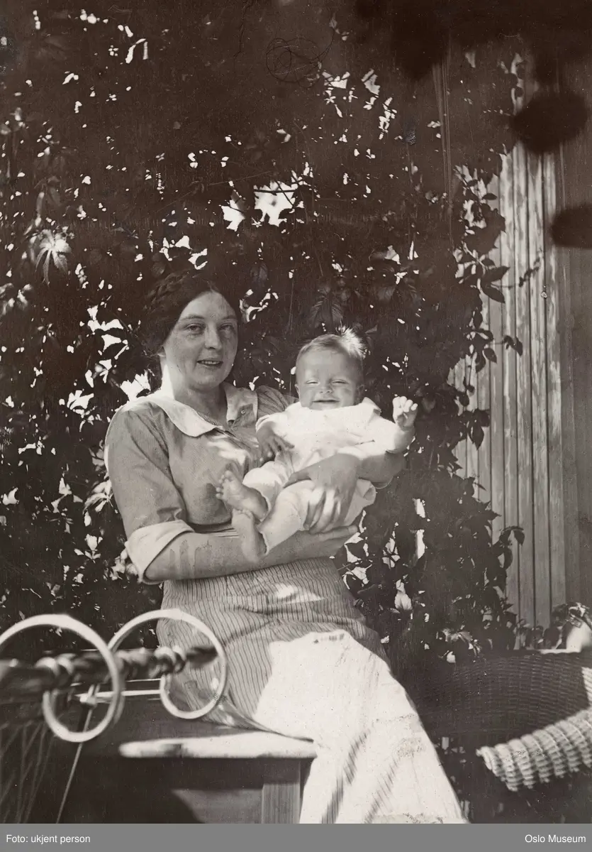 kvinne, forfatterinne, sittende helfigur med sønn på armen