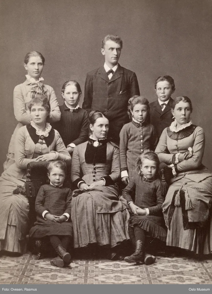 familiegruppe, søsken, jenter, gutter, sittende og stående helfigur