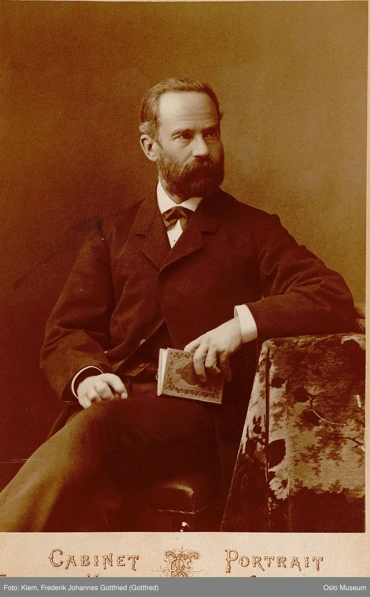 portrett, mann, byskriver, frimurer, sittende knefigur