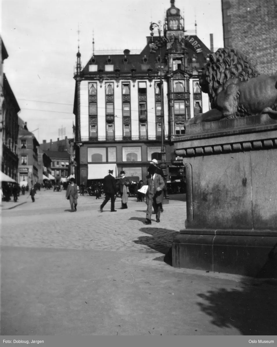 gateløp, mennesker, gateliv, løveskulptur, forretningsgård