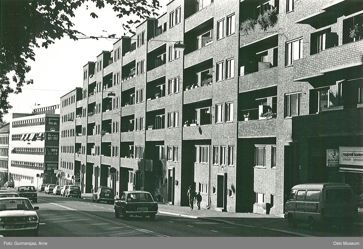 gateløp. boligblokk, kontorbygning, biler, mennesker