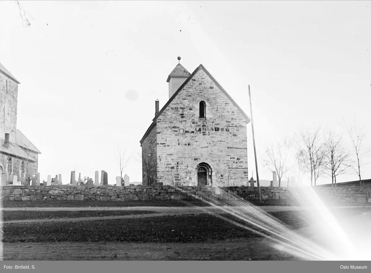 kirke (Søsterkirkene), kirkegård, steingjerde