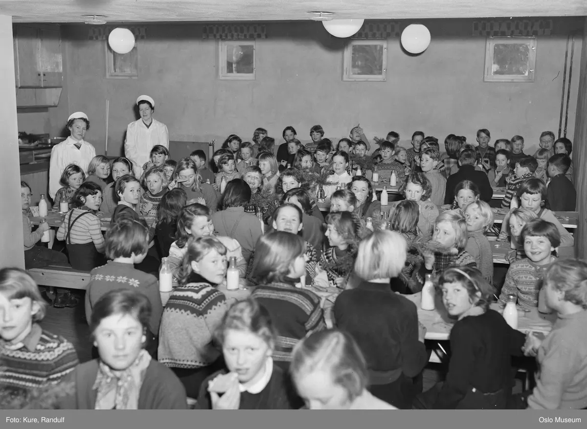 Prinsdal skole, interiør, første skolebespisning, skolebarn, jenter, gutter