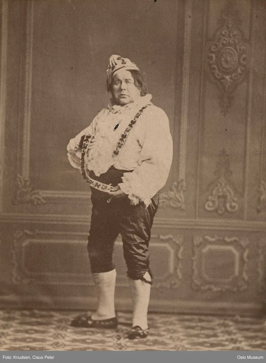 portrett, mann, skuespiller, rolle Jeppe på Berget på Christiania Theater, stående helfigur