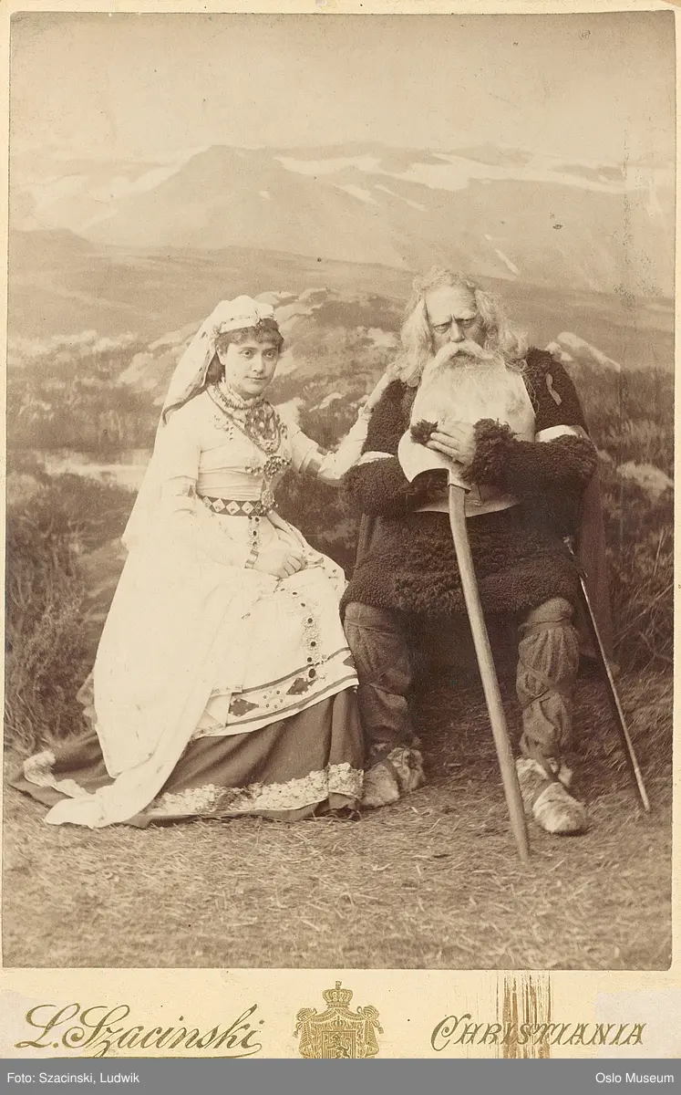 dobbeltportrett, kvinne, mann, skuespillere, rollebilde, Dagny og Ørnulf i "Hærmendene på Helgeland" på Christiania Theater, sittende helfigur, kostymer