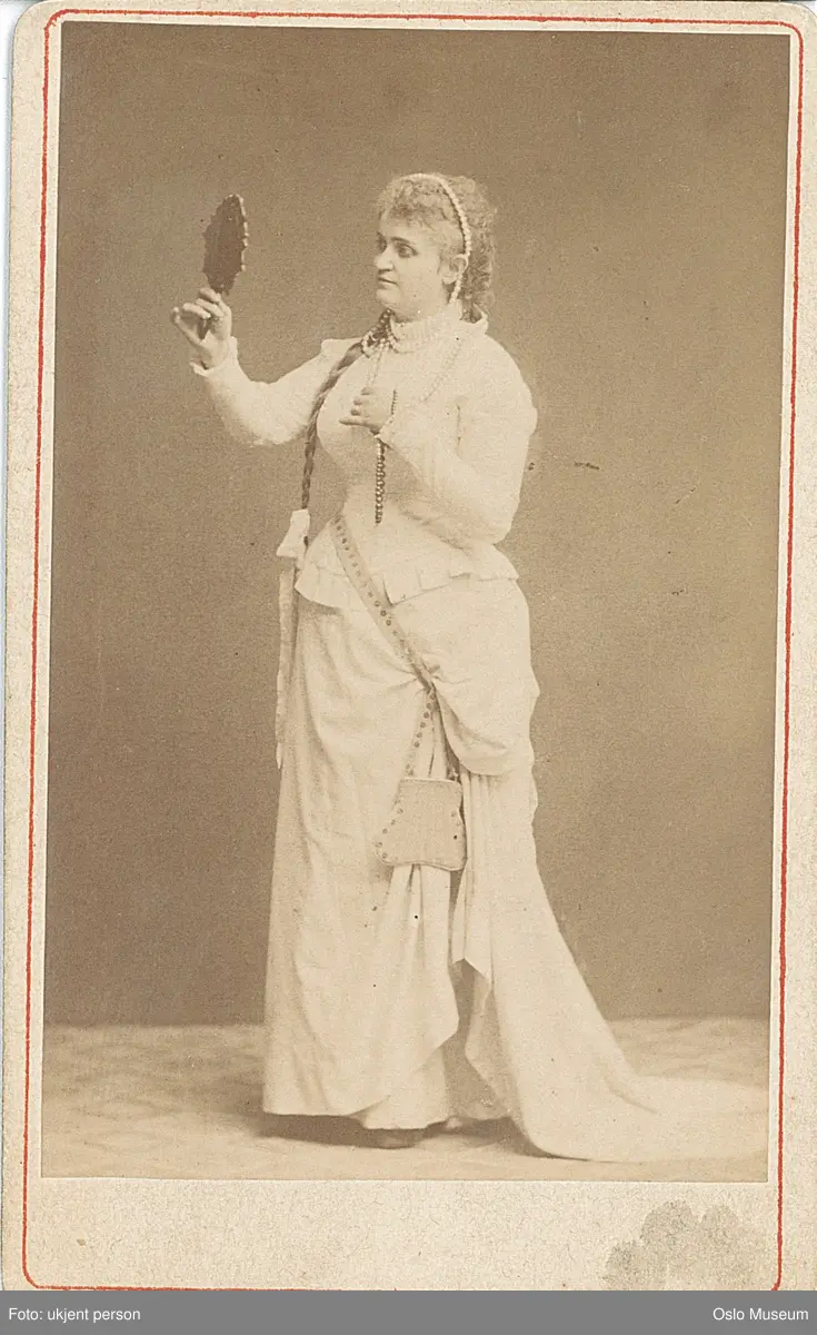 portrett, kvinne, skuespillerinne, sangerinne, stående helfigur, rollebilde, Margaretha i "Faust"