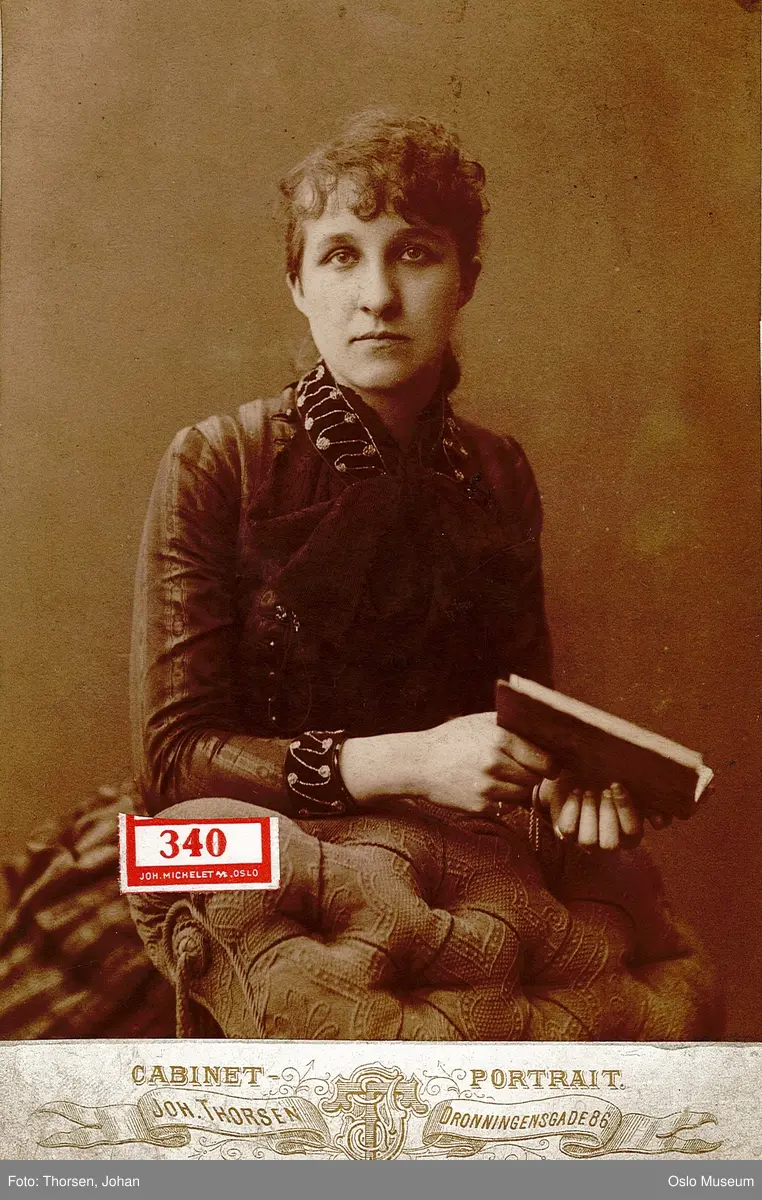 portrett, kvinne, skuespillerinne, sittende halvfigur, bok