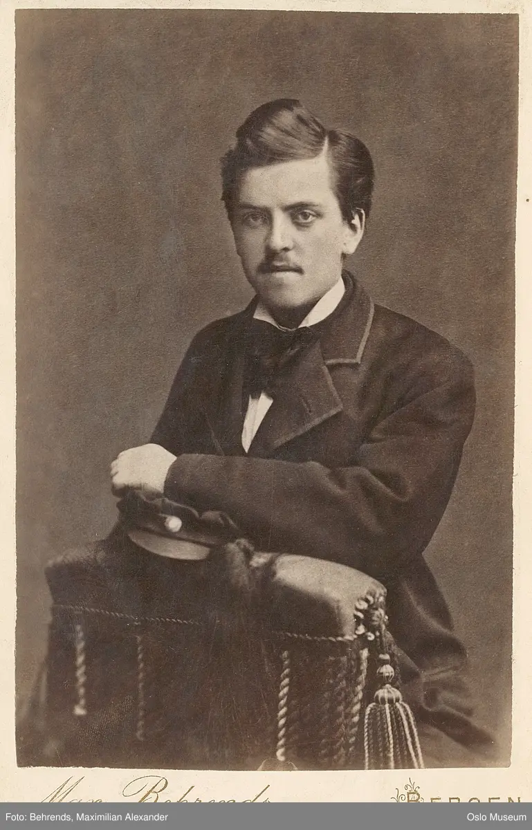 portrett, mann, sceneinstruktør, teaterkritiker, sittende halvfigur
