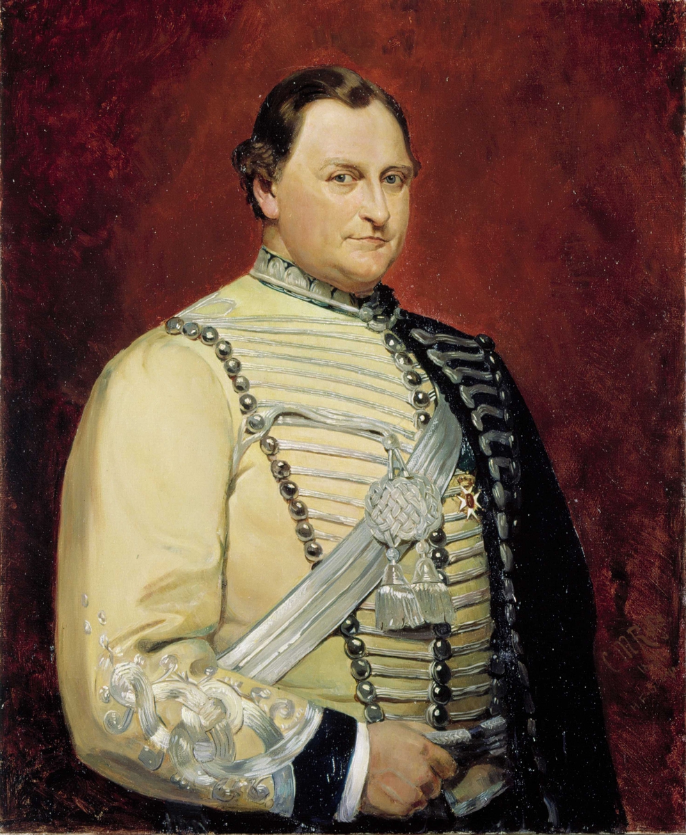 Hoftebilde. Kvart høyre profil. Hår brunt med grått glanslys. Ansikt rosa med grå skygger. Øyne blå. Iført "Det gule Chor's" uniform med possementeri i sølv. Ordenen "Nordstjärnan" på brystet. Bakgrunn mørk rødfiolett.
