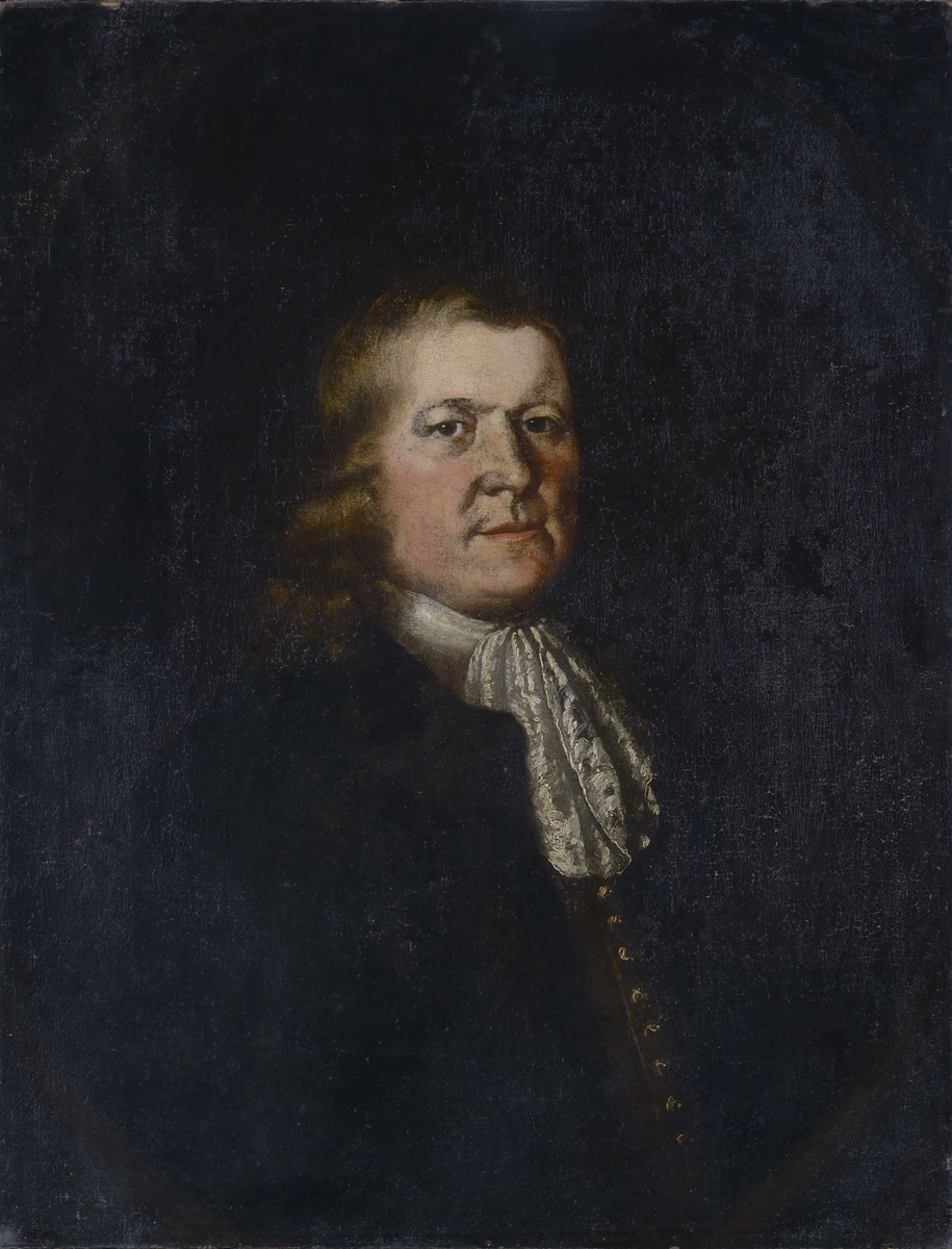 Halvt høyre profil. Utydelig mørkebrun drakt, lysere brun vest, hvit-gult kalvekryss og vesteknapper. Rødmusset ansikt, brune øyne, lysebrunt hår. Brystbilde malt i oval. Mørk bakgrunn.