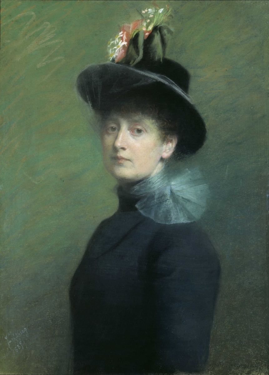 Brystbilde. Kroppen hel venstre profil, hodet 1/4 venstre profil. På hodet svart hatt med gråhvitt slør, blomst i rødt, hvitt og grønt og stor mørkegrønn sløyfe med svarte skygger. Hår mørkt brunt, småkrøllet. Ansikt rosa. Øyne brune med røde kanter. Blåhvitt skjerf i gjennomsiktig stoff knyttet i sløyfe på venstre side. Blå, stramtsittende jakke med mørkeblå skygger. Bakgrunn grønn med rødlige streker. 