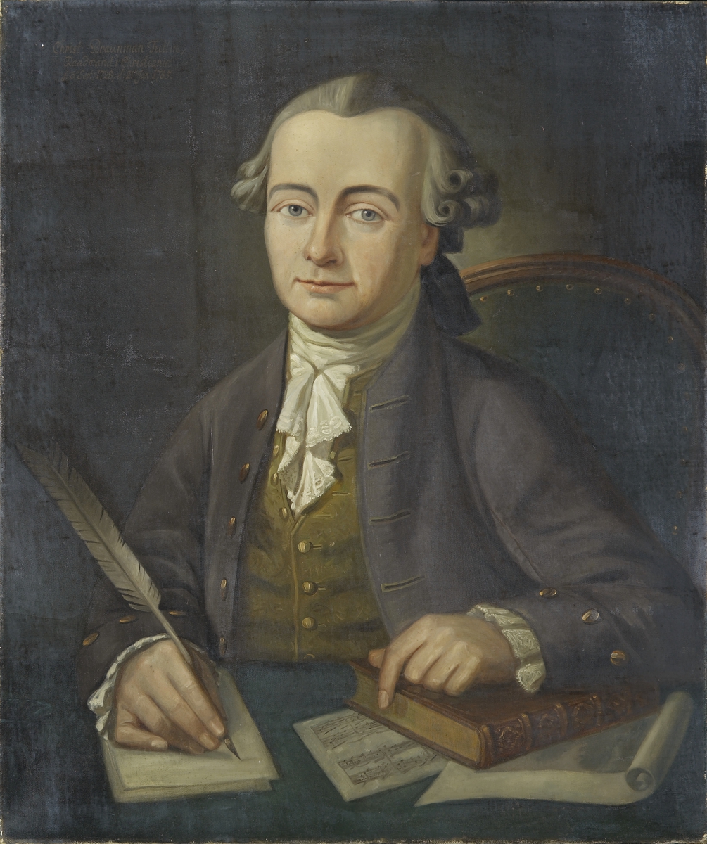 Sittende i stol med grønt trekk og ved grønt bord. Grå parykk med svart flettesløyfe. Ansikt rosa. Lys grå øyne. Blågrå jakke, brungul vest. Venstre arm hviler på en bok. I høyre hånd en fjærpenn. Bakgrunn grå. 