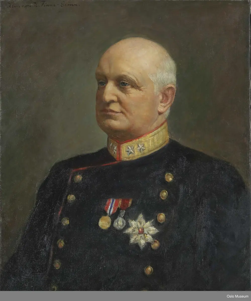 Brystbilde, 1/2 venstre profil. Skallet med gulgrønn hårkrans over ørene. Øyne blå. Ansiktsfarge brunlig. Iført generalmajorsuniform. Gul halslinning med to stjerner. På brystet to medaljer. Den ene i nasjonalfarget bånd, den annen i et rødt og gult bånd. Dessuten bærer han Storkorsstjernen av St. Olav. Bakgrunn brun, grønn. 