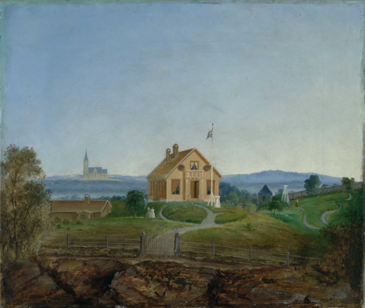 På en inngjerdet liten høyde ligger gulbrunt hus. Over hovedinngangen en veranda, som bæres av to søyler. Foran huset en flaggstang med flagget heist. Nedenfor huset til v. står 2 kvinner. I bakgrunnen til v. ligger Uranienborg kirke på blå åsrygg. 