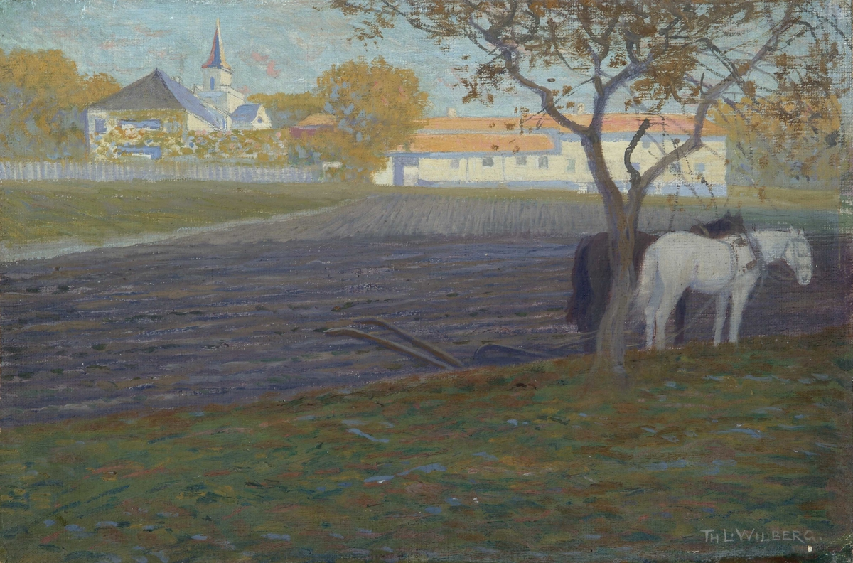 Frogner Hovedgård, sett fra vest. I forgrunnen en brun og en gråhvit hest spent på en plog.
