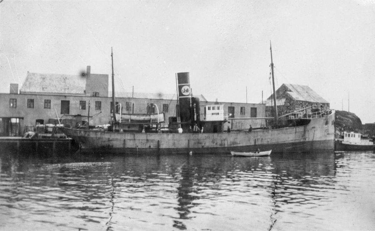 Dampskipet D/S "Brødrene Lothe" fra Haugesund ved kai nord på Hasseløy.