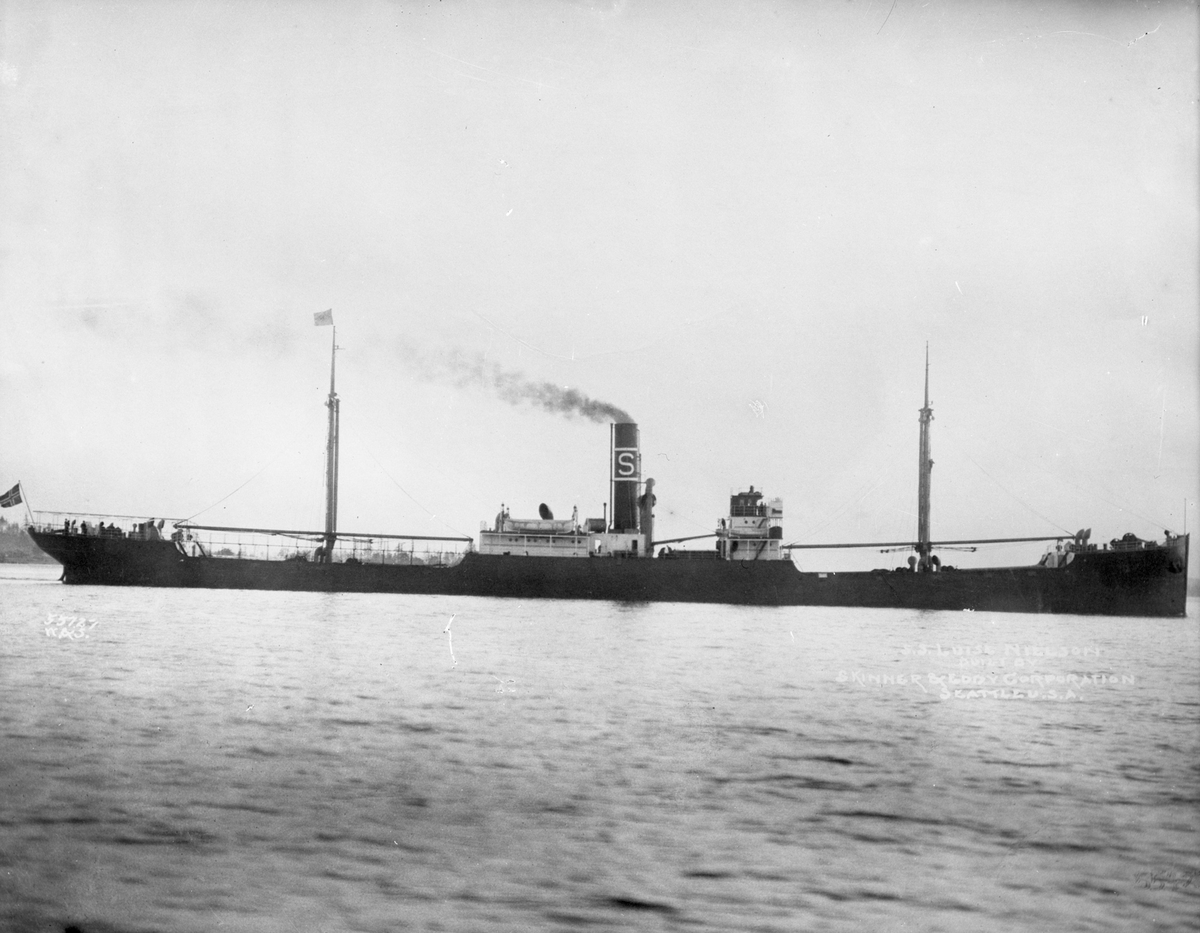 Dampskipet T/S "Luise Nielsen" på vei fra en kyst. Det ser ut til å være planter på bakre del av skipet. "Luise Nielsen" var drevet av 2 dampturbiner.