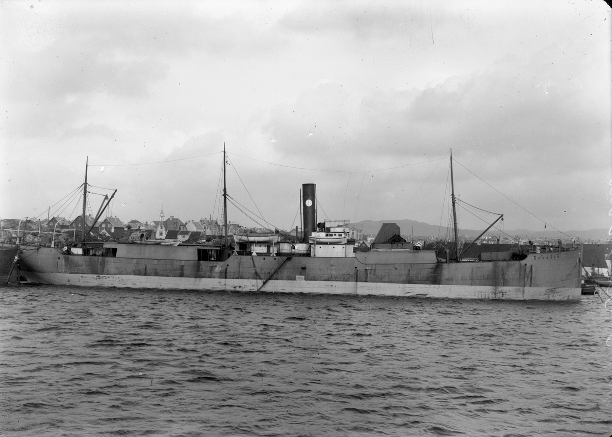 Dampskipet D/S "Augvald" ankret opp ved kai i en by. Augvald ble ombygd til flytende hvalkokeri og var i fangst fra 1911 til 1914 ved Angola. Var etterpå satt i fraktfart.