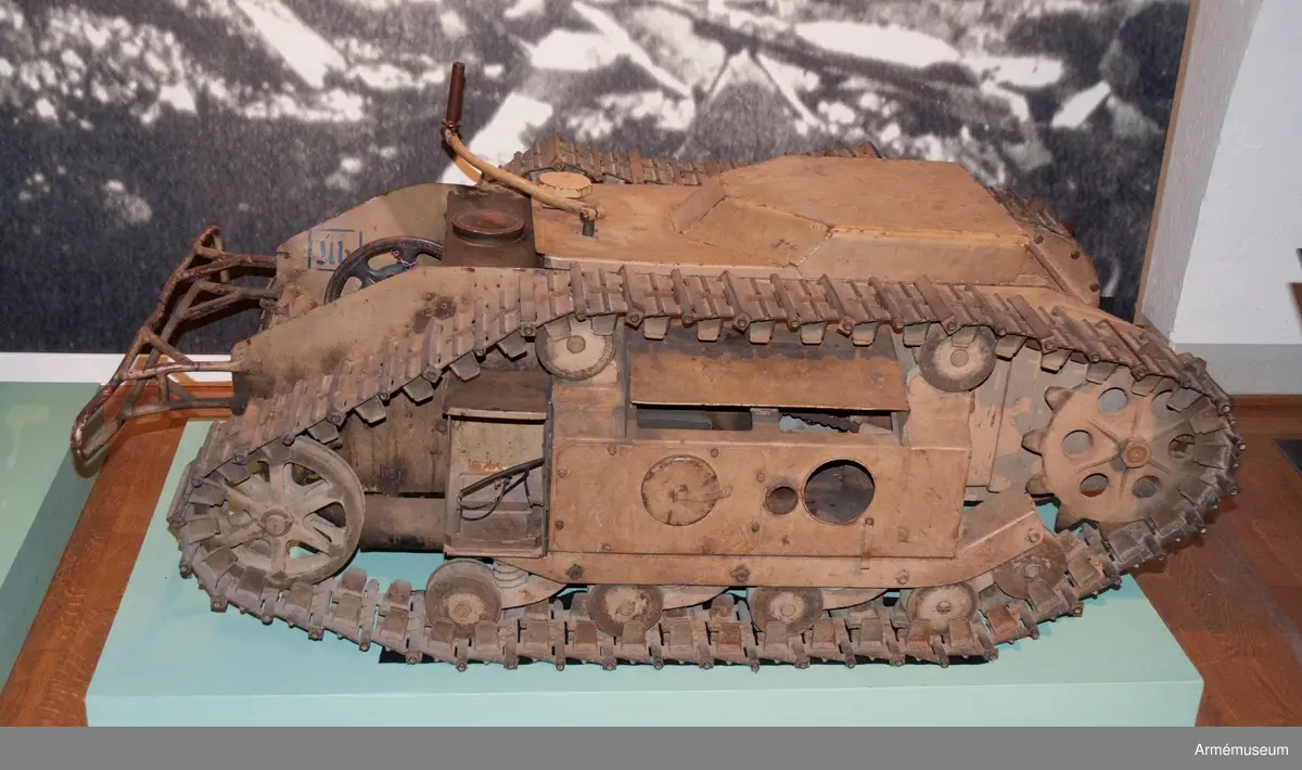 Grupp G III.
Tysk lätt, trådstyrd och bandgående laddningsbärare, Leichtes Ladungsträger, Sd.Kfz. 303a. Laddningens vikt ca 75 kg. 650 m kabel. Bensinmotordriven (föregångaren 302 utrustades med elmotor).
Räckvidd: cirka 11 km utan hinder eller 6 km i terräng.