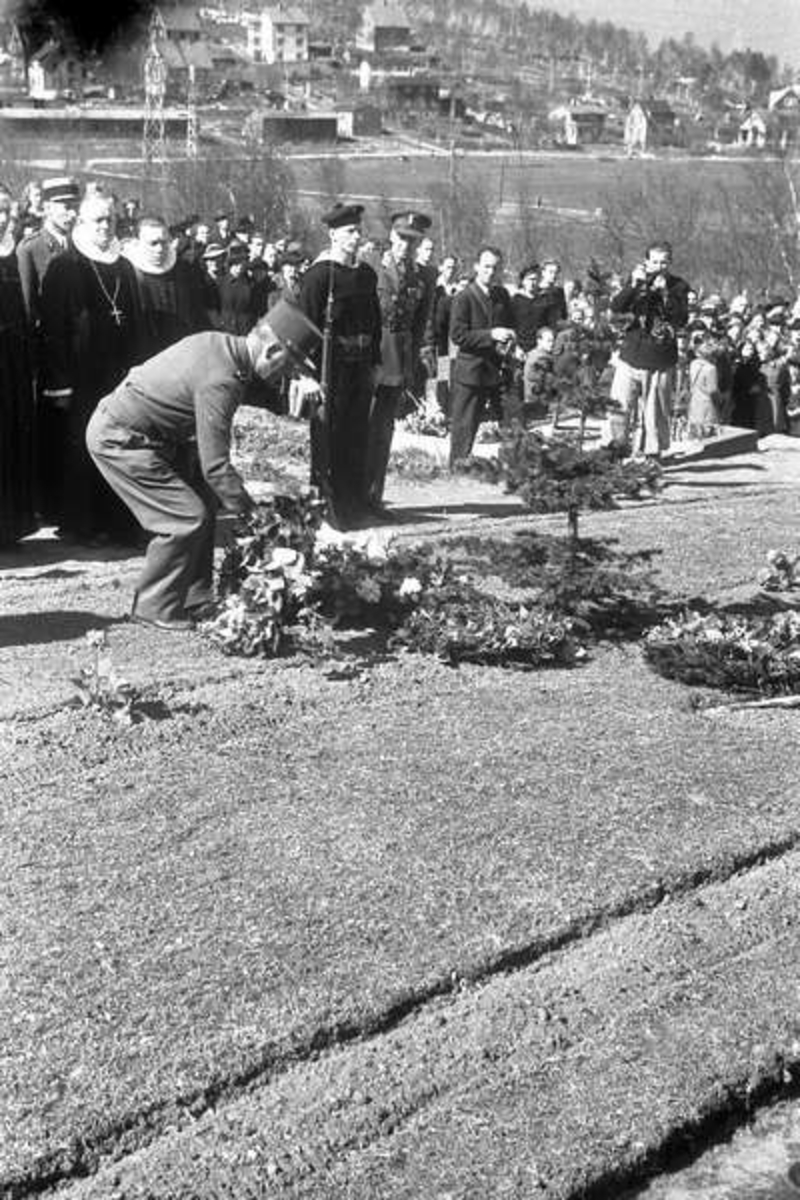 Kransnedleggelse på krigskirkegården, Taraldsvik i bakgrunnen