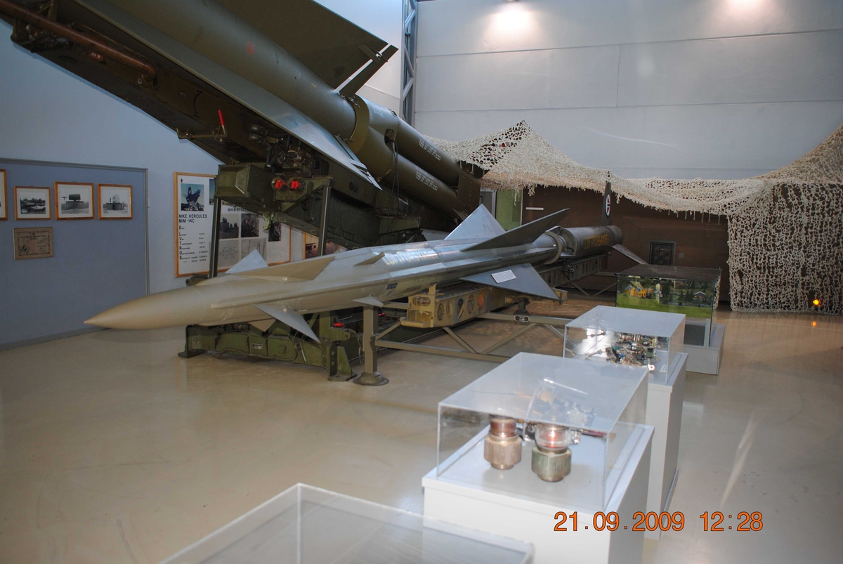 Komplett missil på utskytningsrampe (launcher).