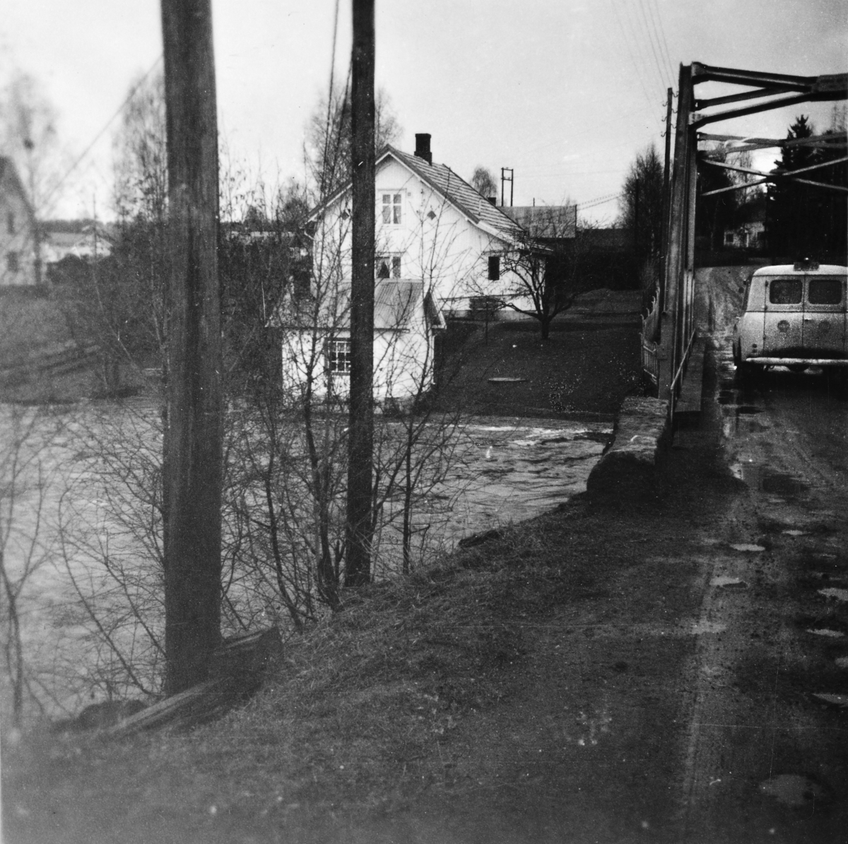 Oversiktsbilde, flom i Svartelva. Midt på bilde den gamle telefonsentralen på Ilseng, Stange. Dette var også Marie Skjønhaug ( "Marie på sentralen" )sin bolig. 