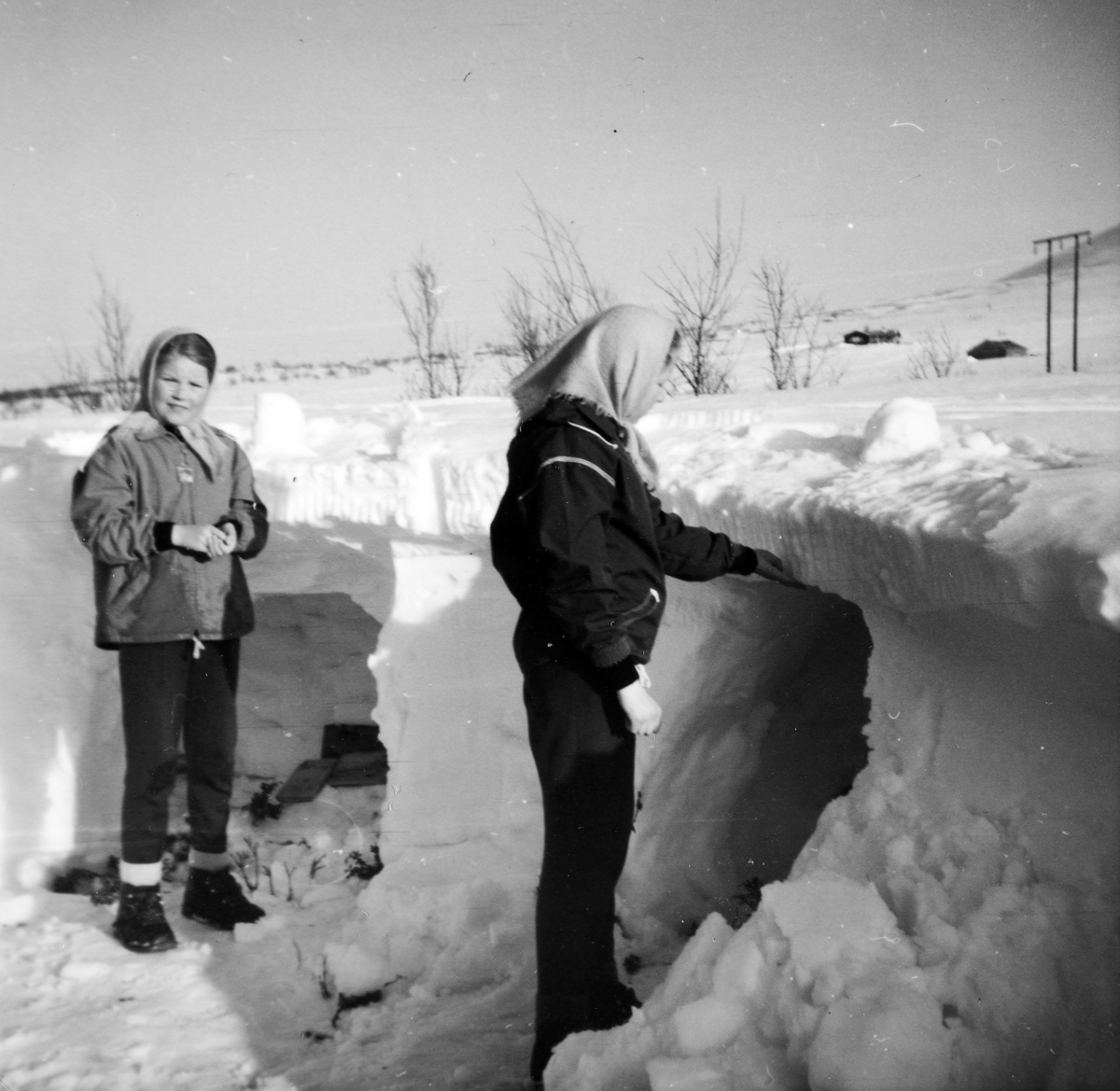 Bygging av snøhytte, snøhule, to jenter, Aud tangen, Sissel Tangen, påske. 