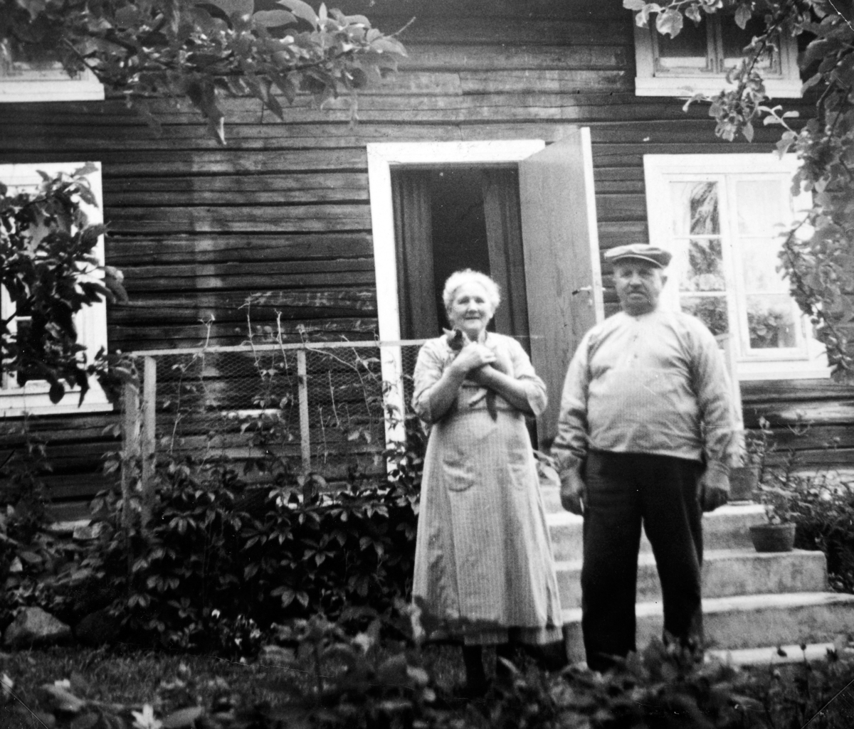 To personer, Gina? Hagen, Olaf Hagen, Lundberg, Stange