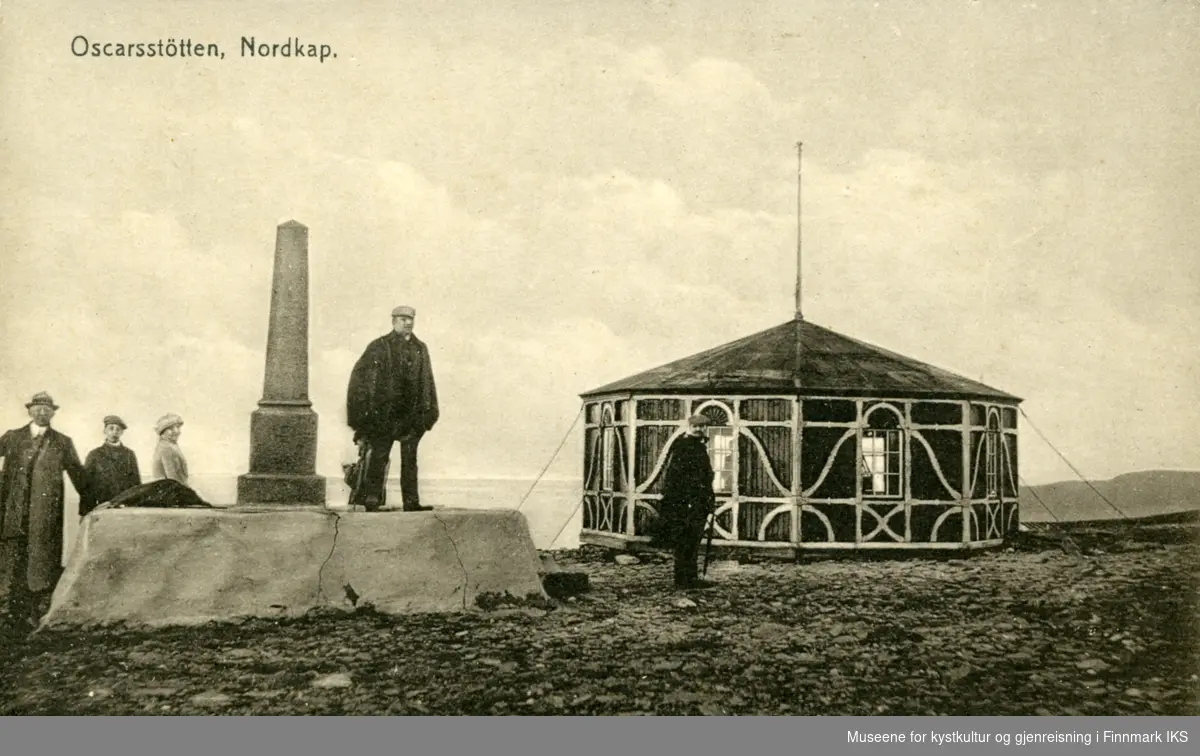 Postkort. Nordkapp-platået. Turister ved Oscarstøtten og Stoppenbrinks champagnepaviljong. 1891-1914.