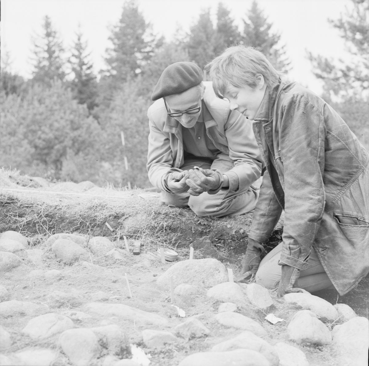 Arkeologer vid fornlämning, Dragby, Skuttunge socken, Uppsala maj 1962