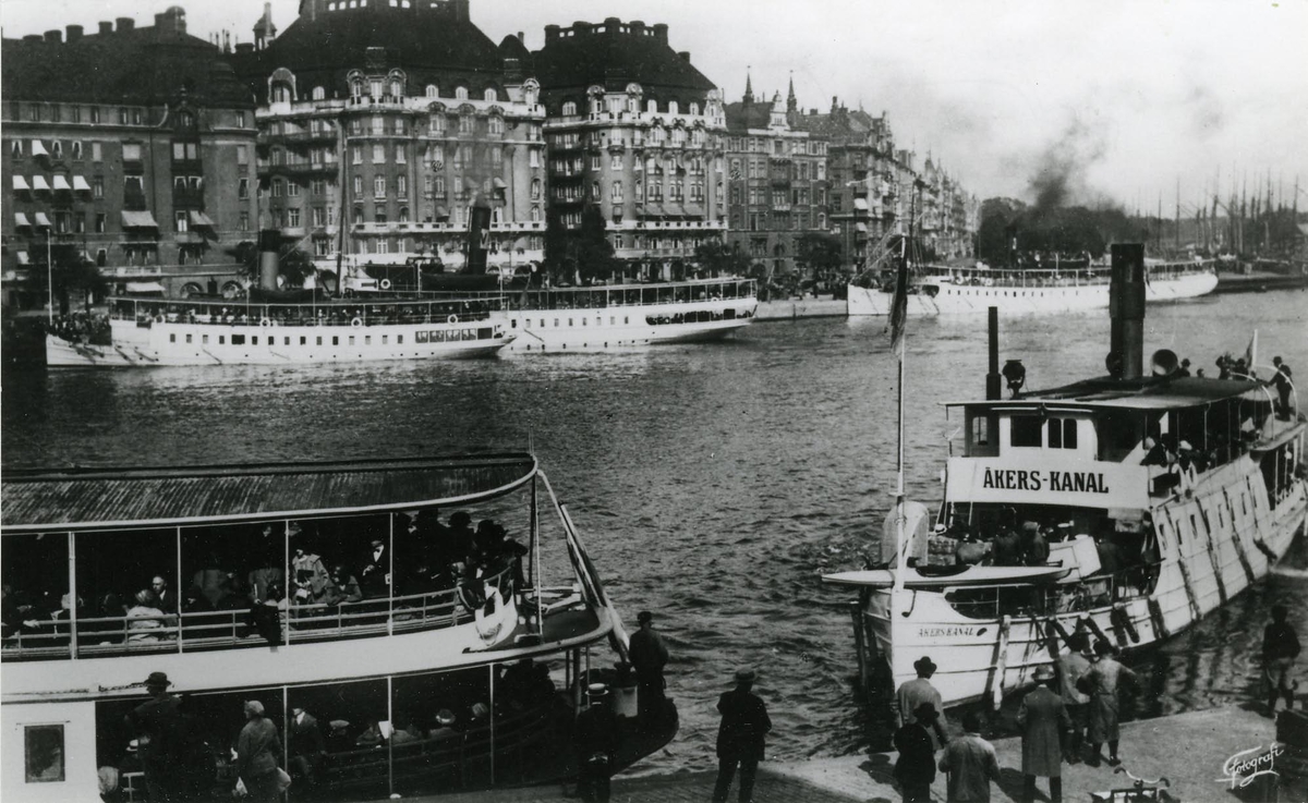 Skärgårdsbåtar på utgående från Nybrokajen, Stockholm.