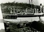 Passagerarångfartyget ÖRNEN av Stockholm liggande vid varvet 1949.
Finnboda varv, Stockholm.