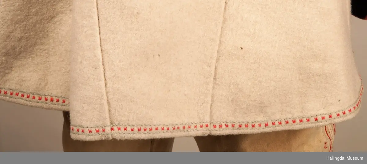 Brudgom fra Hallingdal ca. 1830. Brudgomsdrakten er satt sammen av mange plagg deriblant rød lang rød vest HFN 03616,kvit steglatrøye HFN 03615, høy hatt HFN 03086,  sokkeband HFN 01911 a-b,  knebukse HFN 2024, sko HFN 03124 a-b, skinnbelte HFN 01912, knesokker HFN 03618, kaste 03389 og silkesjal HFN 02004. Brudgommen har stått utstilt i den faste bunadutstillingen på Hallingdal Museum, Nesbyen fra 2009.