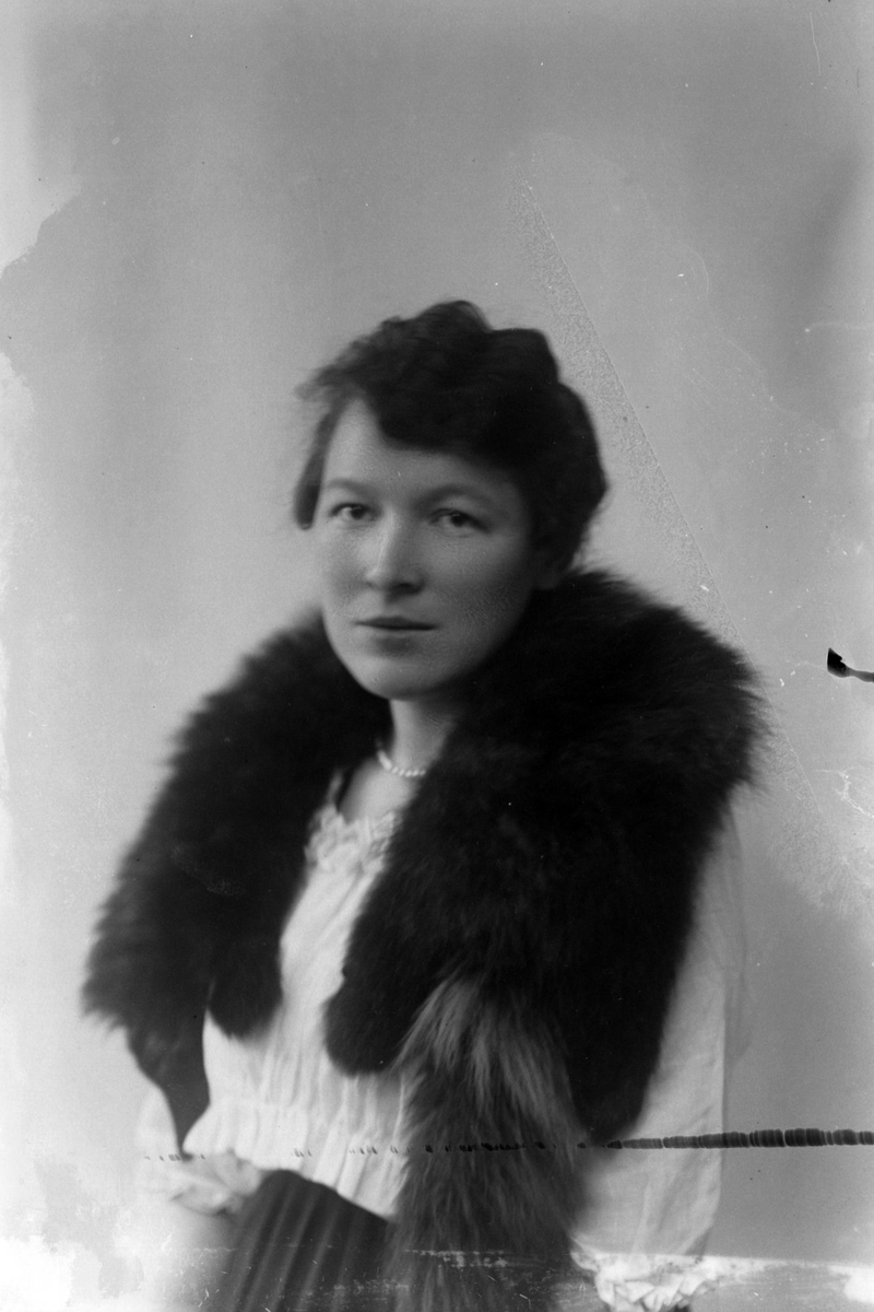 Studioportrett i halvfigur av Asta Petry Lauritsen.