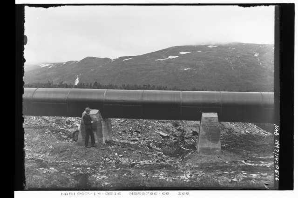 Rørledning til Mølnfoss kraftstasjon i Håkvikdalen. Klinket stålrør. Betongfundamenter.